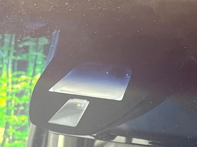 【シティブレーキアクティブシステム】低速走行中に前方の車両等を認識し、衝突しそうな時は警報とブレーキで衝突回避と被害軽減をアシスト。より安全にドライブをお楽しみいただけます。
