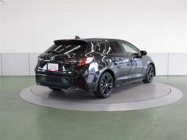 高級車の定番「ダブルウィッシュボーン式」のリヤサスペンションを採用。質感に優れた、心地よい乗車感を実現しています。