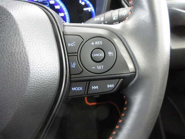 ミリ波レーダーと単眼カメラで、車速に応じた車間距離を保ちながら追従走行を支援します。（全車速追従機能付）