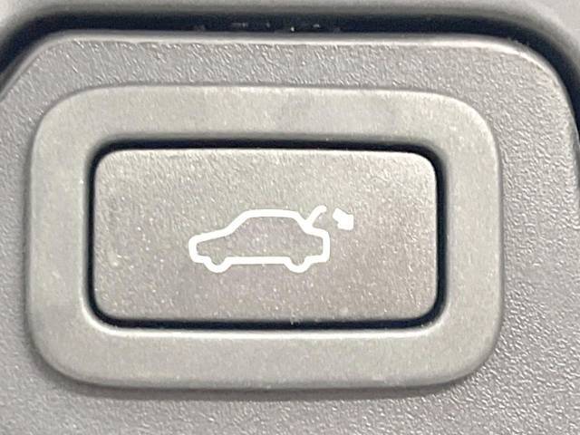 ●電動リアゲート：ワンタッチでリアゲートの開閉ができ、荷物などで両手が塞がっている状態でも簡単に開閉ができる便利機能です。