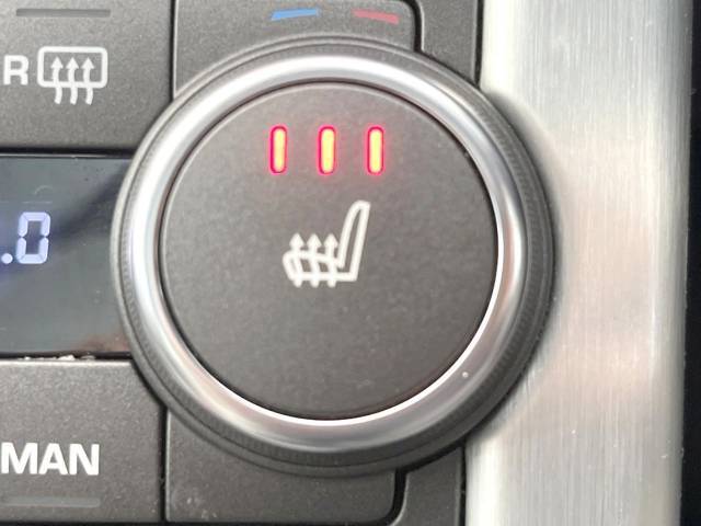 ●全席シートヒーター：高級感あふれるレザーシートに、前席・後席にシートヒーターを搭載しております。