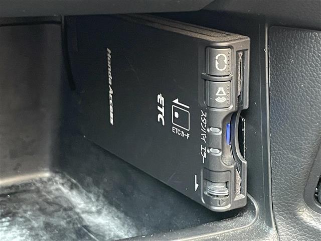 【ETC】有料道路を利用する際に料金所で停止することなく通過できる、ETC車載器（ノンストップ自動料金収受システム機器）が装備されています。セットアップを行うことで利用可能になります。