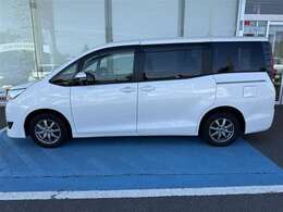 主な装備は、、トヨタセーフティーセンス、カーナビ、バックモニター、エンジンスターター、ワンオーナー車、寒冷地仕様となっております。