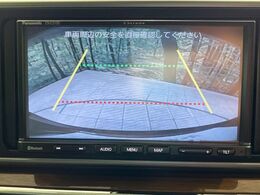 【バックカメラ】駐車時に後方がリアルタイム映像で確認できます。大型商業施設や立体駐車場での駐車時や、夜間のバック時に大活躍！運転スキルに関わらず、今や必須となった装備のひとつです！