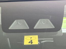 【スマートアシスト】走行中に前方の車両等を認識し、衝突しそうな時は警報とブレーキで衝突回避と被害軽減をアシスト。より安全にドライブをお楽しみいただけます。
