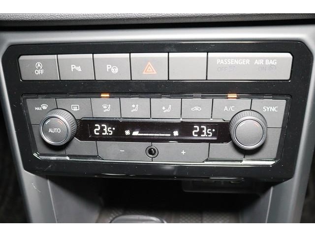 運転席と助手席の室温設定が別々にできるオートエアコン。空調設定は操作しやすいダイヤル式です。