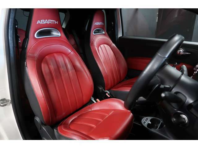 ●『赤レザーシート』人気の赤革シートがアクセントとなったお洒落でモダンな車内です♪色々なシーンで活躍してくれます！