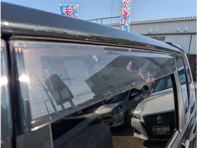 ご来店の際、入口にて非接触タイプの体温計を用い、お客様の体温を確認させていただきます。お客様には大変ご不便をお掛け致しますが、ご理解ご協力の程お願い申し上げます。
