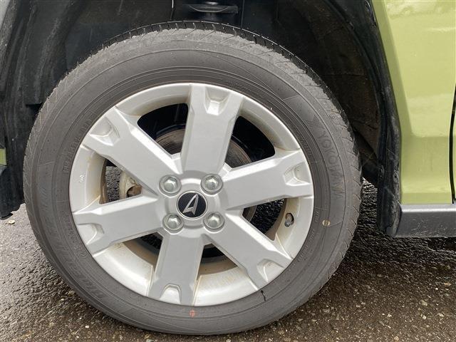 足元を引き締める純正15インチAW。