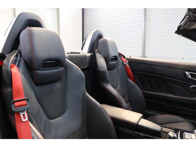 鮮やかなレッドカラーシートベルトが特徴のブラックDINAMICAレザーシートを採用しております！
