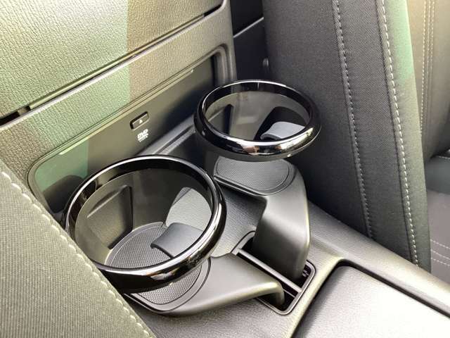 運転席と助手席の間には、カップホルダーも装備して、ドリンクを飲みながら、ドライブを楽しめます。