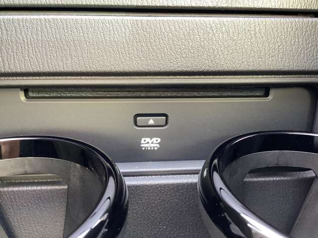 運転席と助手席の間には、DVD、CDプレイヤーを搭載。ドライブをしながら音楽はもちろん、DVDを楽しめます！