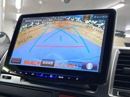 【バックカメラ】駐車時に後方がリアルタイム映像で確認できます。大型商業施設や立体駐車場での駐車時や、夜間のバック時に大活躍！運転スキルに関わらず、今や必須となった装備のひとつです！