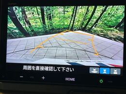 【バックカメラ】駐車時に後方がリアルタイム映像で確認できます。大型商業施設や立体駐車場での駐車時や、夜間のバック時に大活躍！運転スキルに関わらず、今や必須となった装備のひとつです！