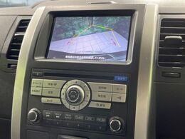 【バックカメラ】駐車時に後方がリアルタイム映像で確認できます。大型商業施設や立体駐車場での駐車時や、夜間のバック時に大活躍！運転スキルに関わらず、今や必須となった装備のひとつです！