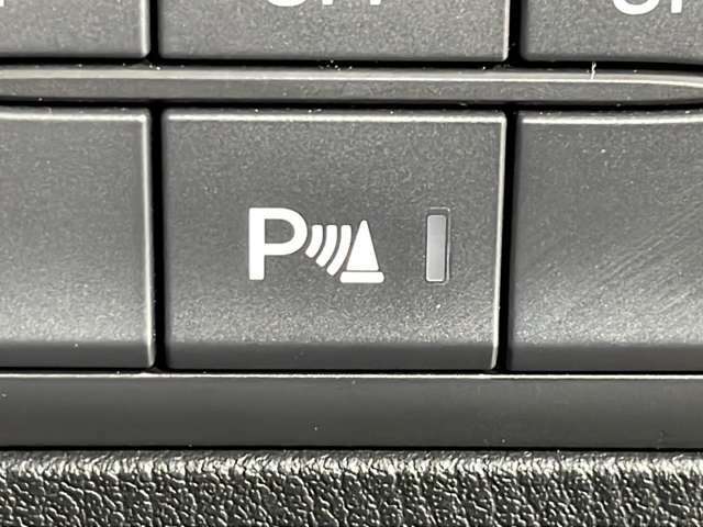 【パーキングセンサー】周囲に障害物があるとき音とディスプレー表示で障害物との距離をお知らせし、ドライバーに注意を促します。バックでの駐車時や狭い駐車場での出庫時などに役立ちます。