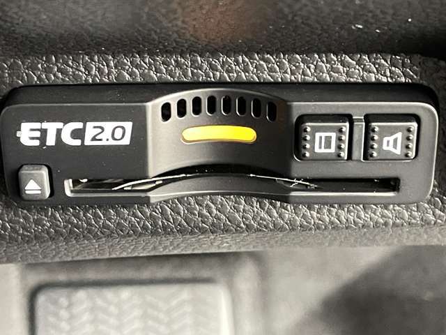 【ETC】有料道路を利用する際に料金所で停止することなく通過できる、ETC車載器（ノンストップ自動料金収受システム機器）が装備されています。セットアップを行うことで利用可能になります。