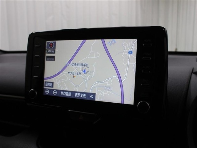 スマートフォンとの連携を可能にした8インチのディスプレイオーディオにはナビキットを採用。AM/FM(ワイドFM対応)、Bluetooth/USB入力に対応しています。(T‐Connectは別途有料)