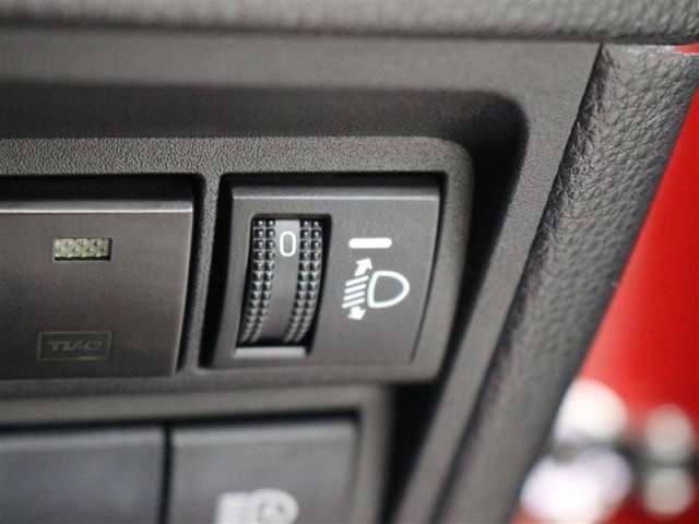 人や荷物を満載しても、対向車や先行車に迷惑をかけない、室内からヘッドライトの光軸を調整できます。