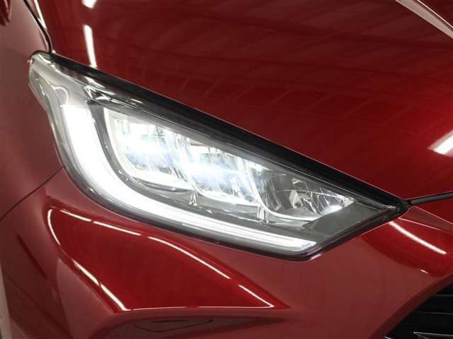 3灯式フルLEDヘッドランプ(マニュアルレベリング機能付)+LEDターンランプ+LEDクリアランスランプ(デイライト機能＆おむかえ照明機能付)が装着されています。