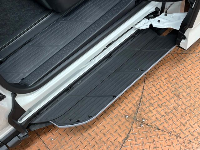 メーカーオプションの【ユニバーサルステップ】を装備。スライドドアと連動したステップにより、小さなお子様の乗り降りがし易くなります♪
