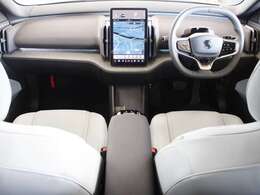 ダッシュボードには大きなセンターディスプレイのみが配置されたシンプルなデザインです　スピードメーターの表示もセンターディスプレイに統合されています