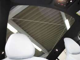 パノラマ・ガラスルーフを装備　ルーフそのものは開閉できませんが、一般的なサンルーフよりも広い範囲で日光を取り込む事ができます