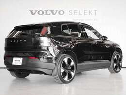 ボルボ初のBEV専用設計車のため、これまでのボルボ車以上に先進的なデザインとなっています　上下に分かれたテールライトが印象的です