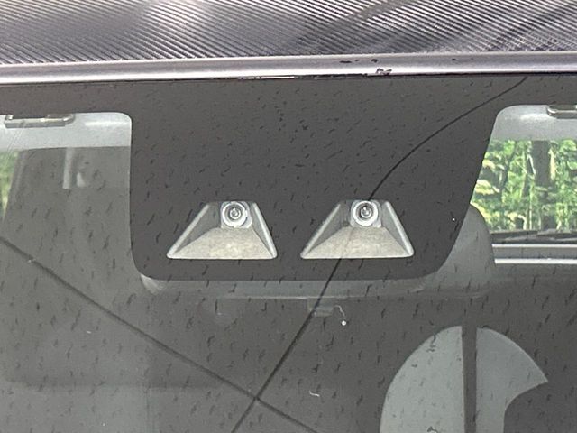 【スマートアシスト】走行中に前方の車両等を認識し、衝突しそうな時は警報とブレーキで衝突回避と被害軽減をアシスト。より安全にドライブをお楽しみいただけます。