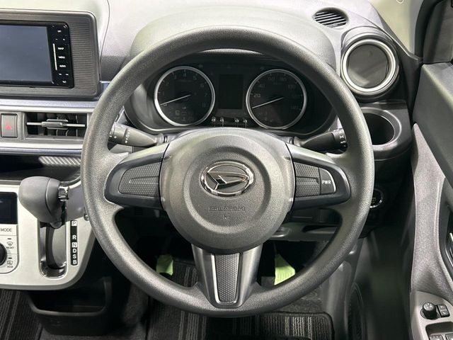 インテリアに合わせたデザインのステアリングは、運転される方のことも考え、運転しやすい形状、大きさです。是非一度、実際に触ってお確かめください。