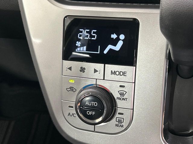 【オートエアコン】一度お好みの温度に設定すれば、車内の温度を検知し風量や温度を自動で調整。暑い…寒い…と何度もスイッチ操作をする必要はありません。快適な車内空間には必須の機能ですね♪