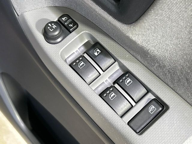 【電動格納ミラー】サイドミラーは電動格納式となっており、狭い駐車場でもキズがつくリスクを抑えられます。