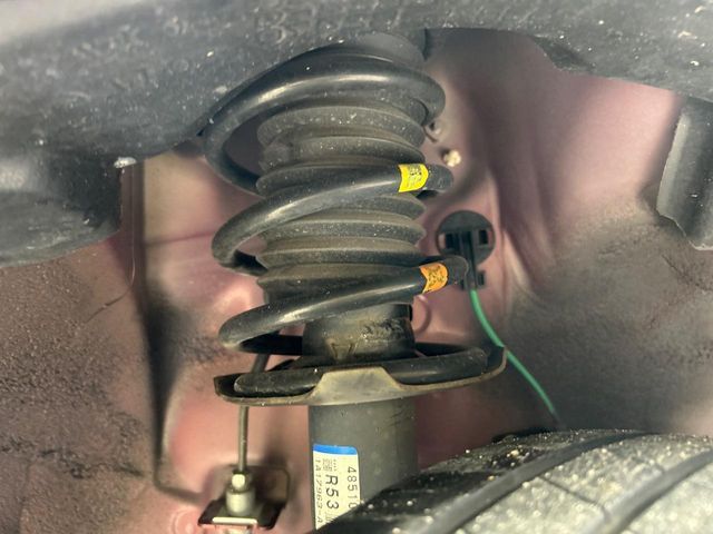 お車を安心してお乗りいただく為には、足回りの定期点検が欠かせません。サービスサポート（有償保証）では無料点検もご提供しており、安心のカーライフをお過ごしいただけるサポート体制が整っています。
