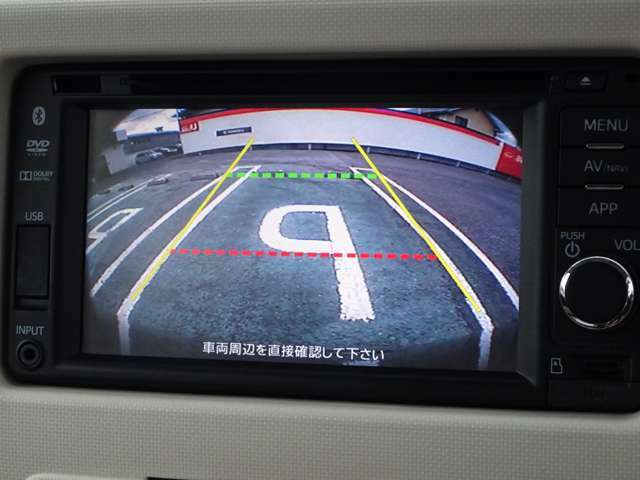 【バックカメラ】車をバックさせる際に後方の様子をカーナビのモニターで確認。バック駐車を安全にスムーズに行うことができます！