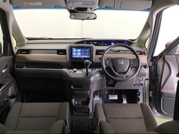 パーキングブレーキはフット式なので運転席と助手席の間はすっきり、移動も楽々です。さっと手が届く位置にATセレクトレバーやエアコンスイッチなどがあり操作性に優れています