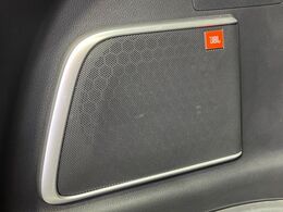 【JBLサウンドシステム】メーカーオプションの高品位サウンドシステムを搭載。専用のチューニングが施された大小様々なスピーカーから良質なサウンドが奏でられ、臨場感あふれる音響空間を演出します。