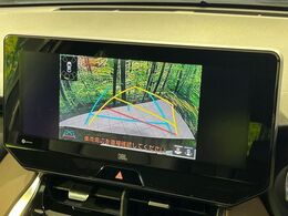 【バックカメラ】駐車時に後方がリアルタイム映像で確認できます。大型商業施設や立体駐車場での駐車時や、夜間のバック時に大活躍！運転スキルに関わらず、今や必須となった装備のひとつです！