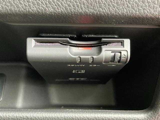 【ETC】有料道路を利用する際に料金所で停止することなく通過できる、ETC車載器（ノンストップ自動料金収受システム機器）が装備されています。セットアップを行うことで利用可能になります。