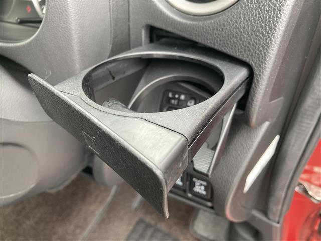 【ドリンクホルダー】長時間のドライブを快適に過ごすために、必須の車内アイテムですね。