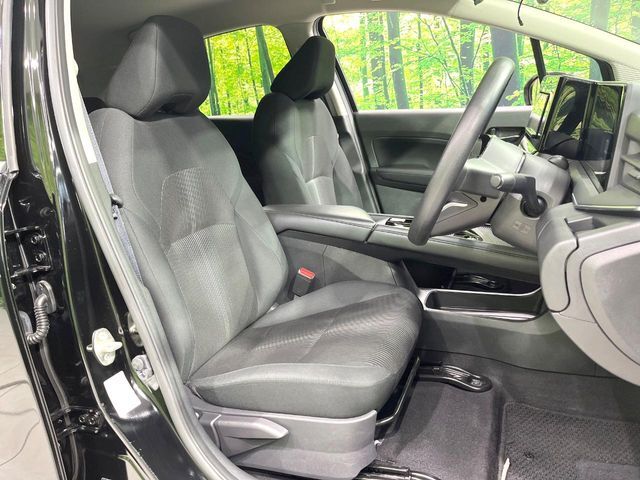 運転席まわりには十分なスペースがあり、大柄な方でもゆったり運転していただける環境です。