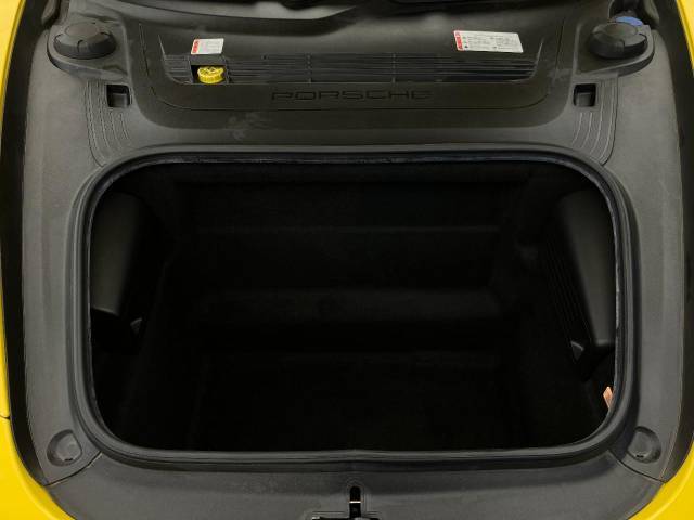 ラゲッジスペースについて、実際の具体的なサイズ感などご質問御座いましたらお答えさせて頂きます。こんな物、こんな形状の物が収納できるかなどお気軽にお声がけ下さいませ。