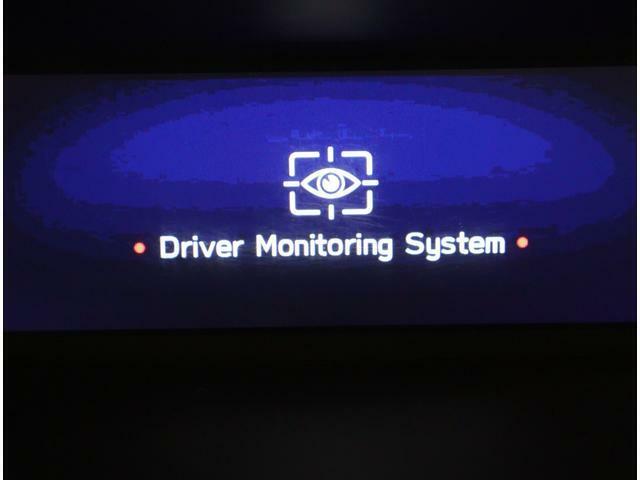 ■ドライバーモニタリングシステム装備。予め設定済みのシートポジションやドアミラー角度などを自動的に再現。また前回のエアコン設定も再現致します。また居眠り運転やわき見運転を警告し運転者を常に見守ります。