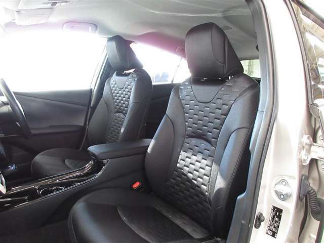 運転席6ウェイ助手席4ウェイの調節が可能、体型に合わせたシートポジションが選べます。