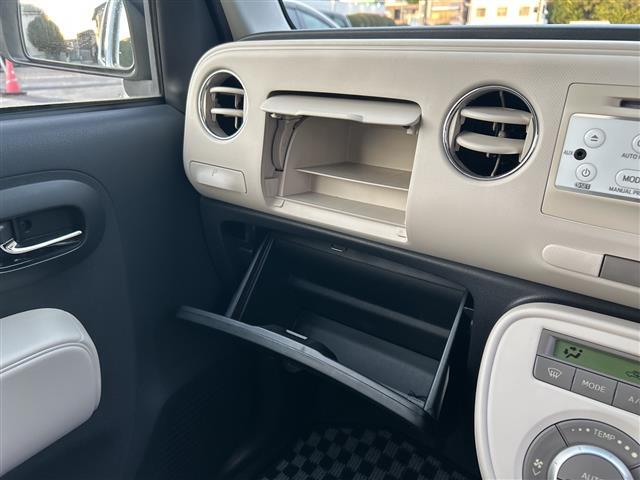 【グローブボックス】『グローブボックス』の画像になります。車検証ケースや日頃使う小物類の収納に便利ですね！