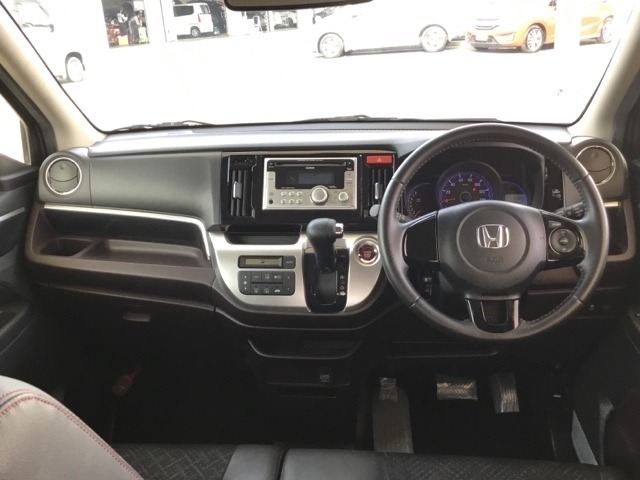 広びろとした視界が運転にゆとりを広げます。