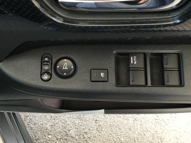 電動格納式リモコンドアミラーと、パワーウィンドウマスタースイッチ等は運転席ドアにあります。