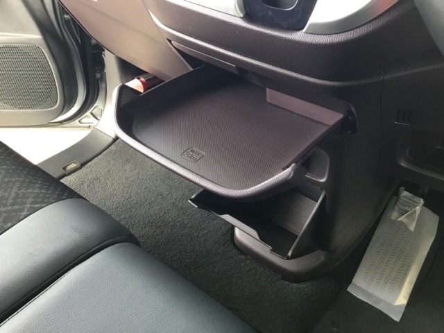 運転席からも助手席からも自在に使えるドリンクホルダー付のトレイ。