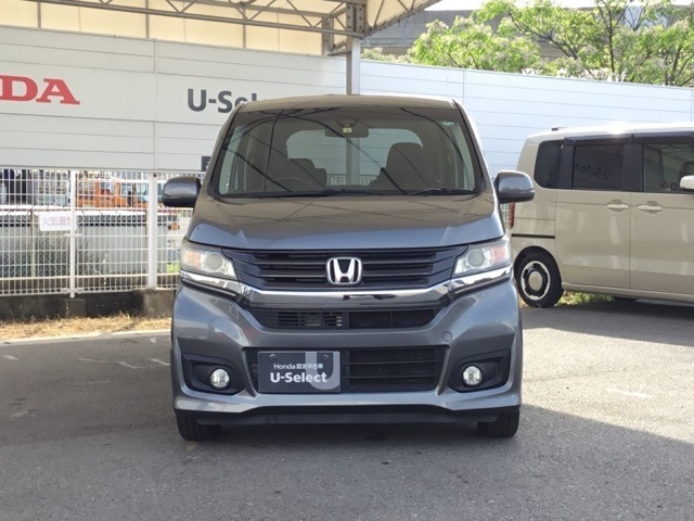 お客様に安全で快適なカーライフをお送りいただくために、中古車にも高いレベルの品質基準を設け、その基準に従って、全ての中古車について納車前整備を実施しています。