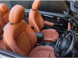 モルトブラウンレザーを装備、全席皮シートと、インパネ部のカラーラインにもモルトブラウンレザーが装飾されおります！