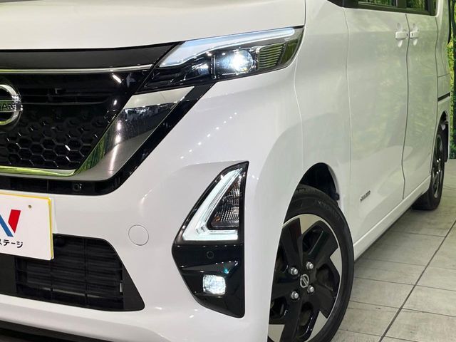 【LEDヘッドライト】悪天候や夜間走行時も良好な視界を確保し安心して運転できる高輝度LEDヘッドライトを装備！点灯速度が早く、消費電力も抑えられています。